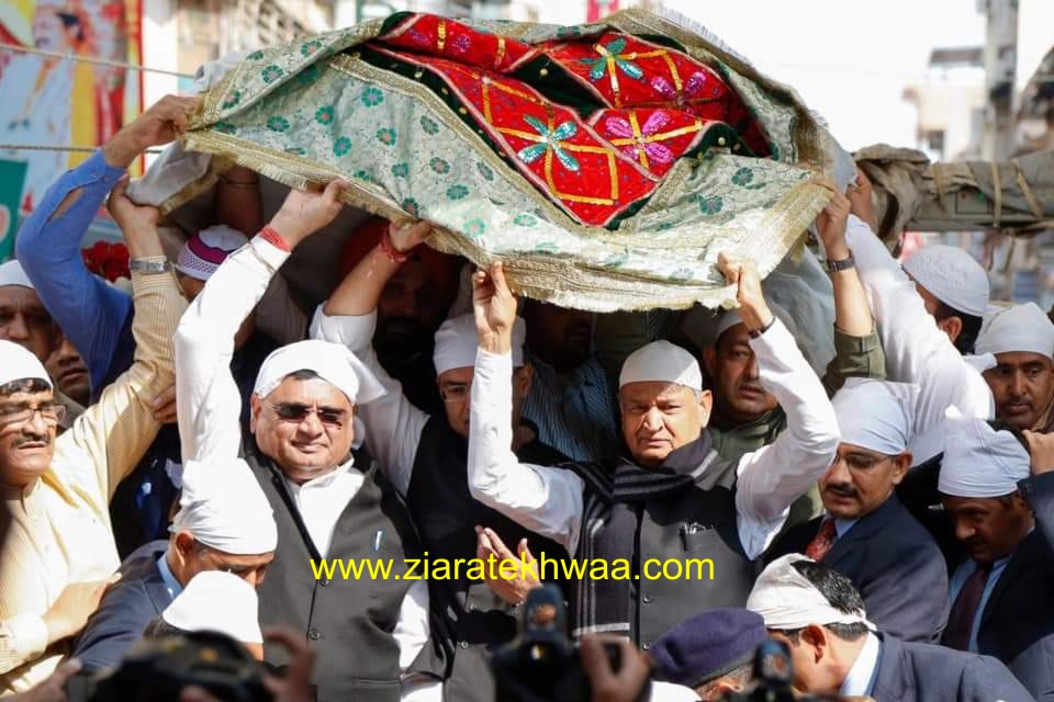 DESCRIPTION OF AJMER DARGAH OFFERING CHADAR ON THE TOMB MAZAAR Ajmer